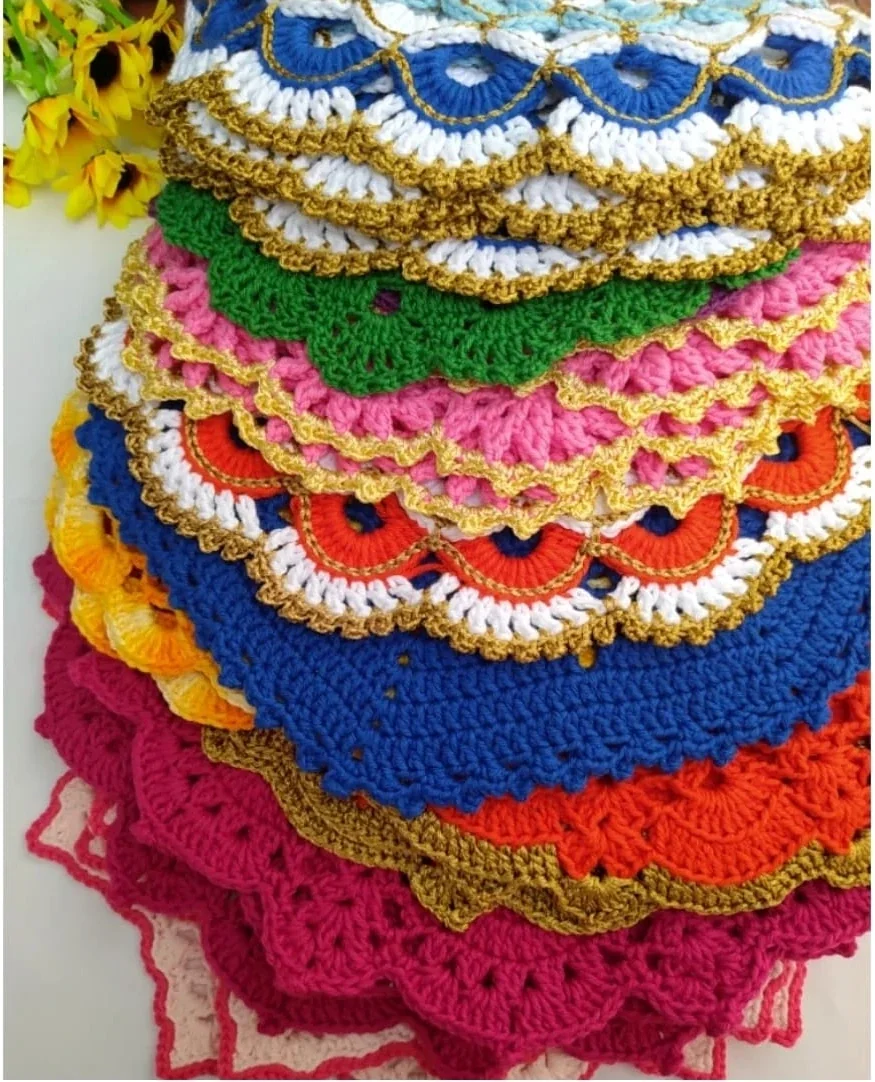 Coleção de peças artesanais coloridas em crochê