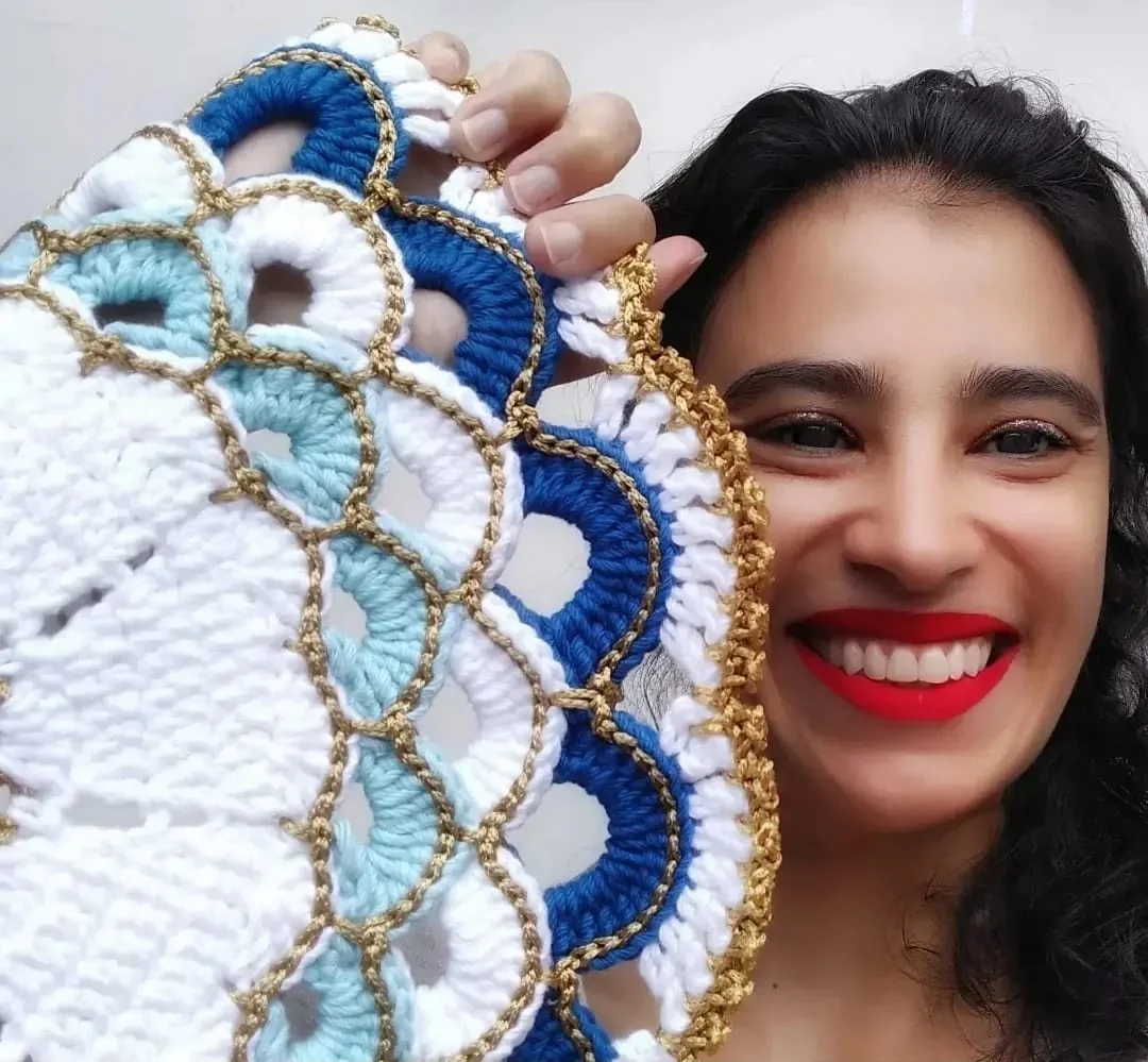 Si usando uma peça de vestuário artesanal em crochê